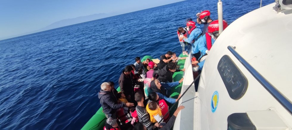 İzmir Açıklarında 34 Kaçak Göçmen Kurtarıldı