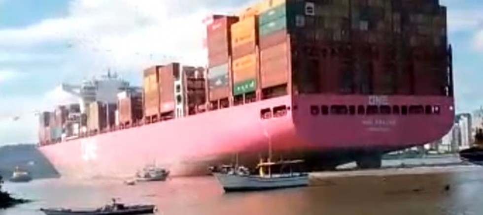 ONE New Panamax konteyner gemisi ilk seferinde karaya oturdu