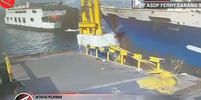 Feribot iskele rampasını yıktı-VİDEO
