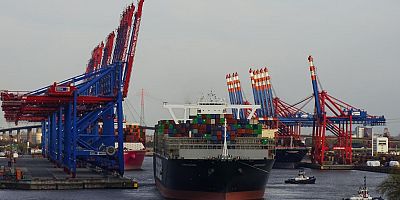 Hamburg Limanında  Yük Gemisi Battı