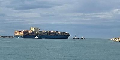 Karaya oturan  konteyner gemisi limanı bloke etti - VİDEO