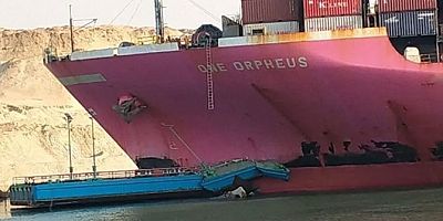 Konteyner gemisi Süveyş Kanalı'nda yüzen köprüyle çarpıştı