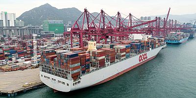 OOCL, 24,188 TEU'luk yeni konteyner gemisine 'OOCL Piraeus' adını verdi.
