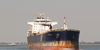 Tanker, Petrol İthalat Tesisine Çarptı