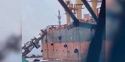 Vinç dökme yük gemisinin üzerine çöktü - VİDEO