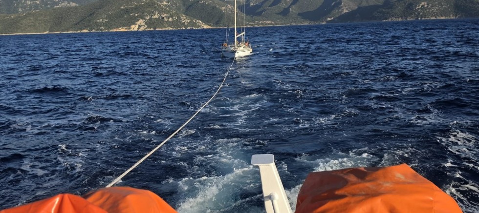 Akça Adası Açıklarında Arızalanan Tekne Kurtarıldı