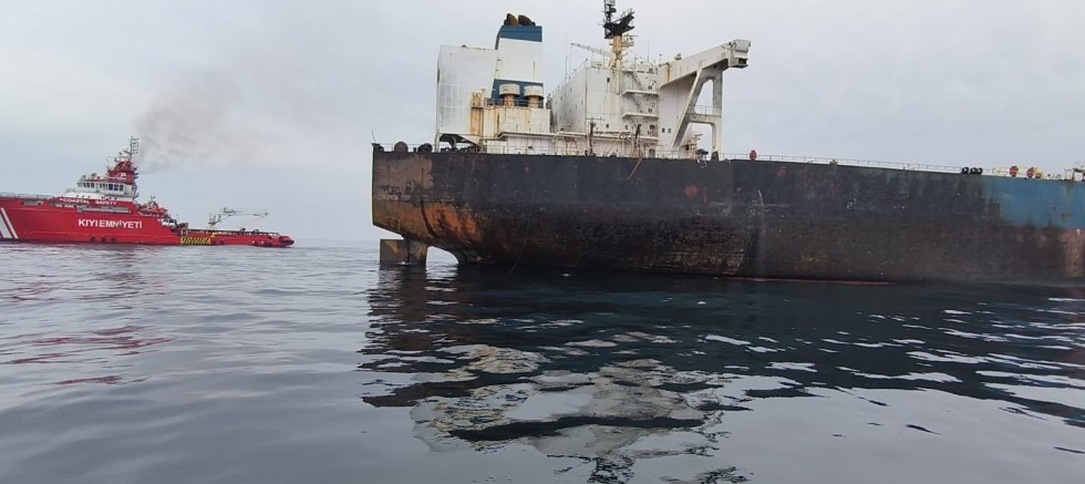 KIYI EMNİYETİ 25 DENİZCİYİ YANAN GEMİDEN KURTARDI