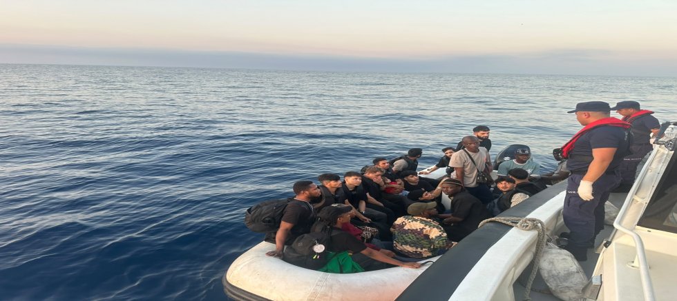 İzmir Açıklarında 18 Düzensiz Göçmen Yakalandı