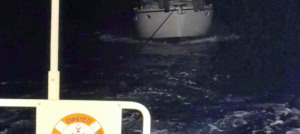 MARMARİS AÇIKLARINDA SÜRÜKLENEN TEKNE KURTARILDI