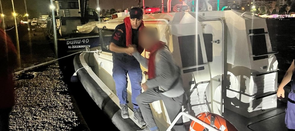 MERSİN AÇIKLARINDA 3 KİŞİ KURTARILDI