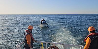 Beşikdüzü Açıklarında Arızalanan Tekne Kurtarıldı